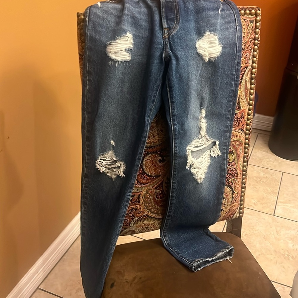 Levi’s 501 button fly. Size is 25